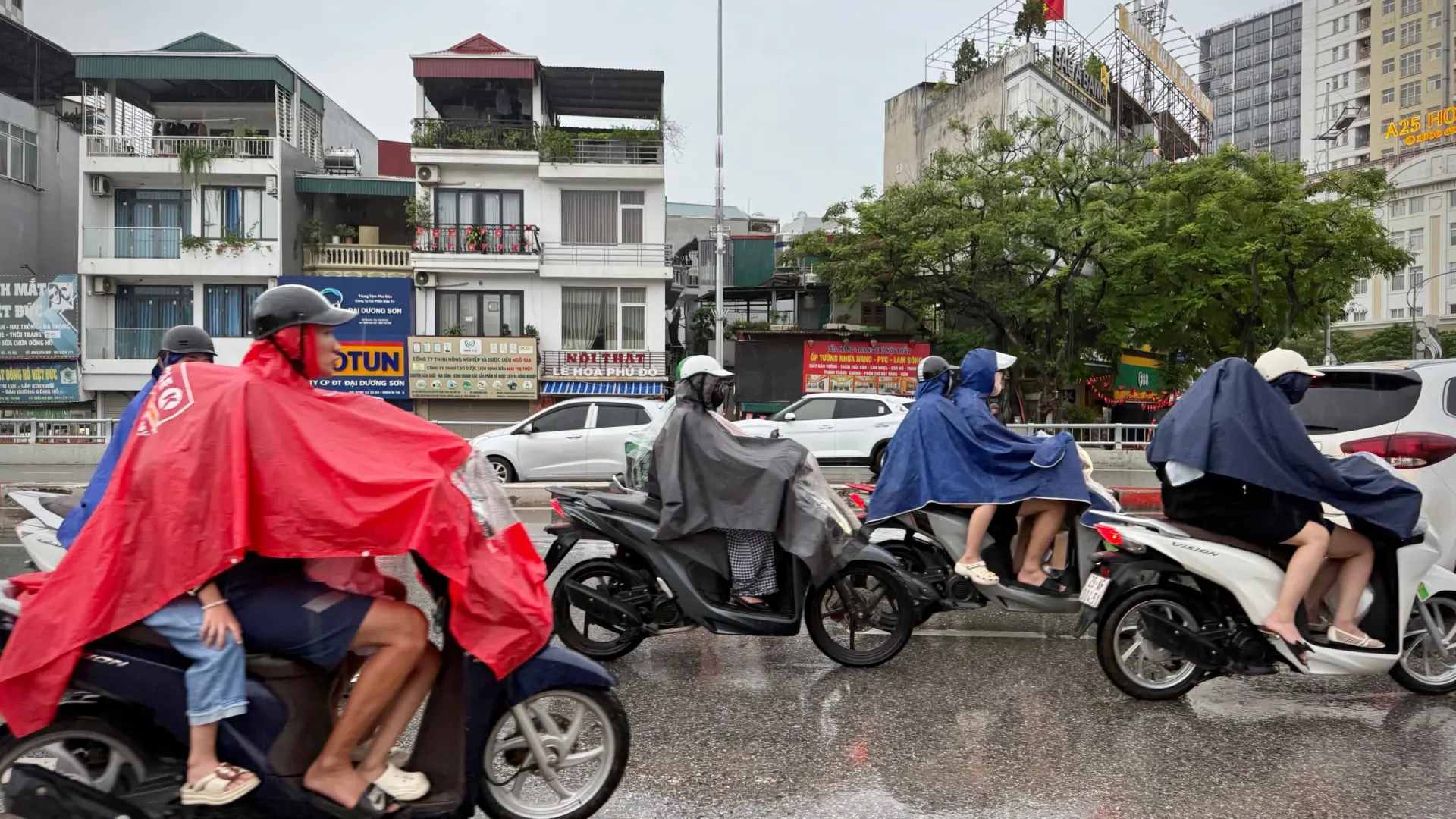 Al menos un muerto y cuatro desaparecidos en Vietnam por el impacto del tifón Bualoi