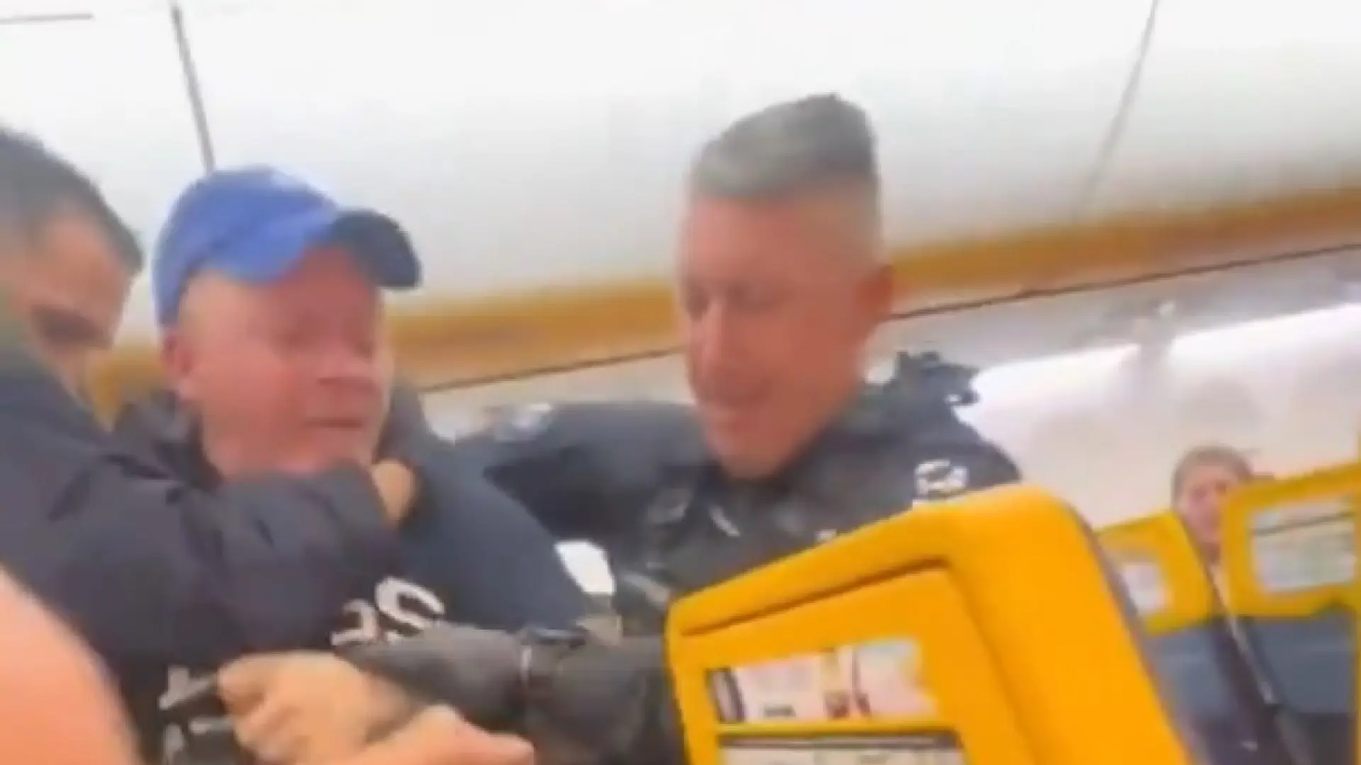 Un grupo de pasajeros ebrios que celebraban una despedida de soltero desata el caos en un avión de Ryanair y lo obligan a aterrizar
