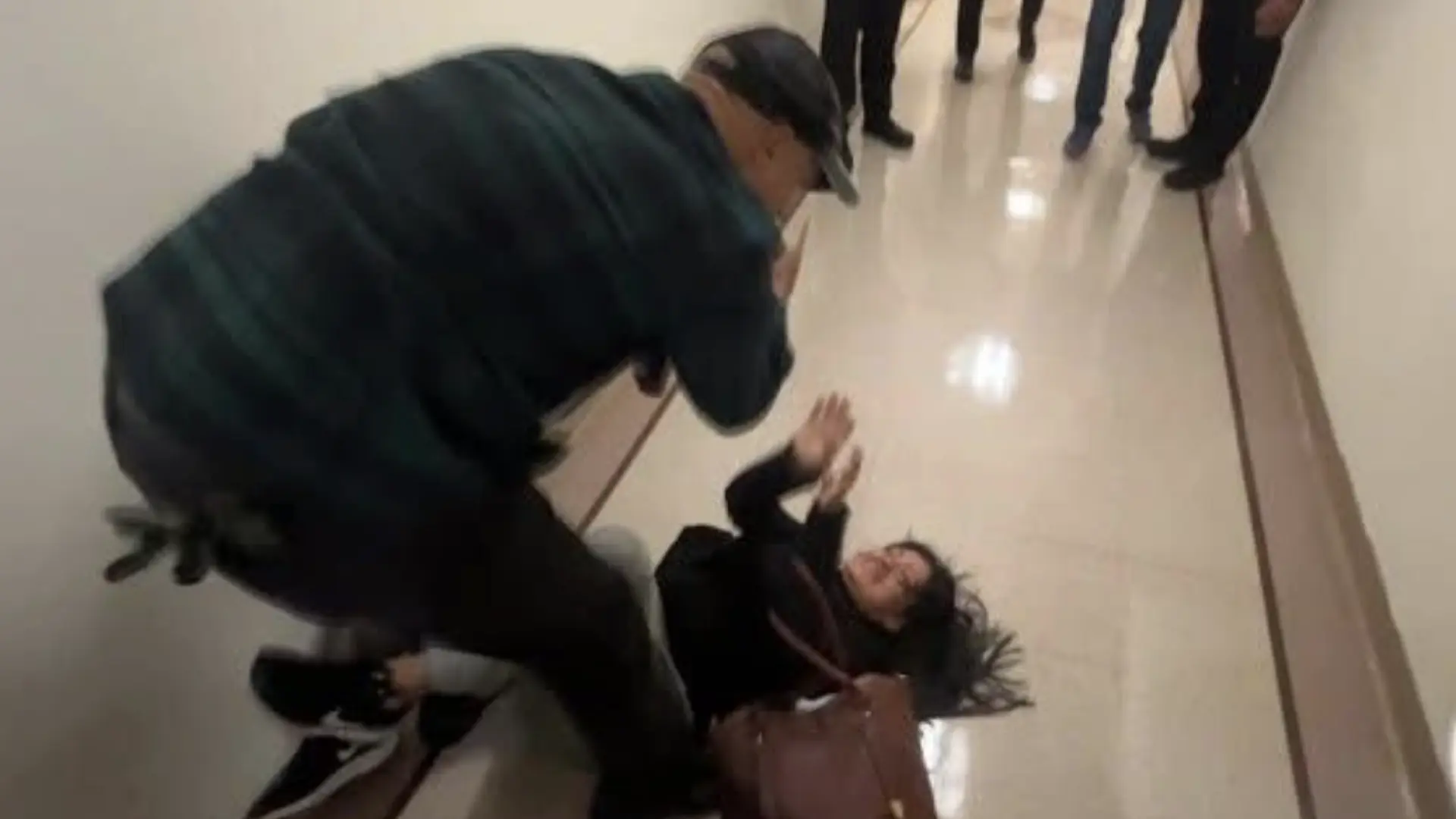 El agente de inmigración que fue despedido por agredir a una mujer en Nueva York regresa a su puesto