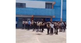Directora de liceo en Valles del Tuy impide ingreso de estudiantes por no cumplir con el uniforme (Videos)