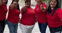 VIDEO: milicianas envían mensaje a Trump al ser condecoradas con medallitas de Maduro