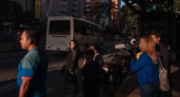 NYT: Miedo y esperanza en Venezuela mientras acechan buques de guerra estadounidenses