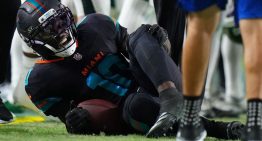 VIDEO: la devastadora lesión de rodilla que sufrió Tyreek Hill, estrella de los Miami Dolphins, y paralizó a la NFL