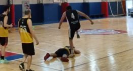 Codazo en el cuello y pisotón en la cabeza: la violenta reacción de un jugador de básquet amateur que terminó en escándalo