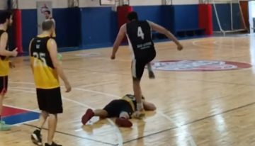 Codazo en el cuello y pisotón en la cabeza: la violenta reacción de un jugador de básquet amateur que terminó en escándalo