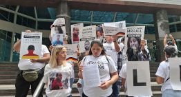 ClippVe protesta ante la embajada de Alemania en Caracas para intervenir en la liberación de presos políticos