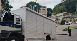 Vehículo de carga se hundió por colapso de la vía en Los Caobos este #22Sep