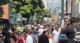 Desalojo en el boulevard Sabana Grande terminó en disturbios entre buhoneros y policías (VIDEOS)