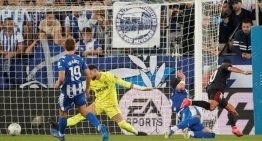 Alexis Sánchez, goleador inoxidable para el Sevilla de Almeyda, que le ganó al Alavés de Coudet y logró su segundo triunfo en LaLiga