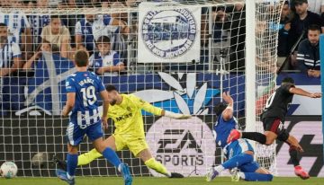 Alexis Sánchez, goleador inoxidable para el Sevilla de Almeyda, que le ganó al Alavés de Coudet y logró su segundo triunfo en LaLiga