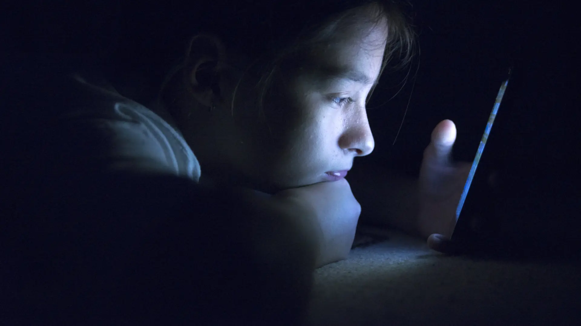 Qué es el vamping digital y cómo afecta al descanso de los adolescentes