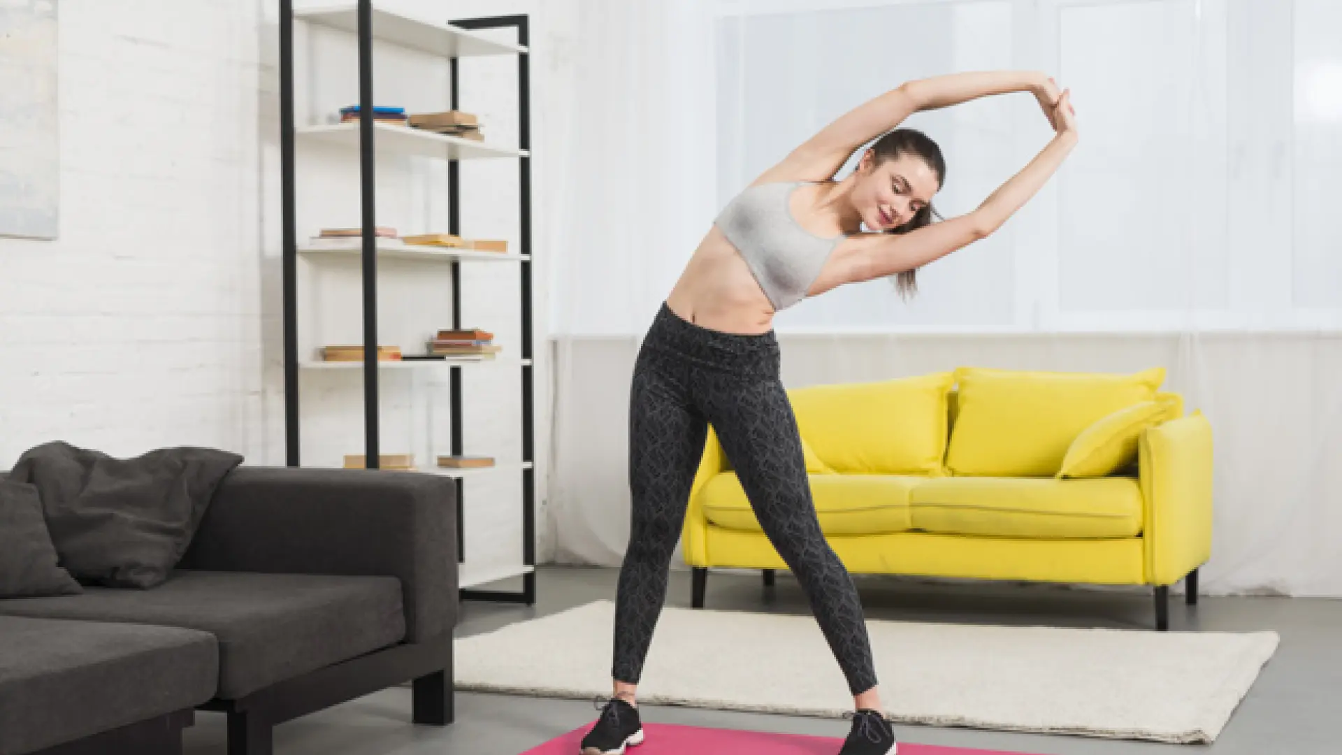 Una entrenadora enseña su rutina para entrenar fuerza en casa desde cero: «Está pensada para quienes no hacen nada de ejercicio»
