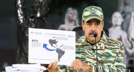 Con retórica bélica y milicianos de utilería, Maduro intenta responder a la ofensiva de EEUU