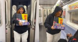 Cardi B sorprendió en el metro de Nueva York al vender su nuevo álbum por 9.99 dólares (VIDEO)