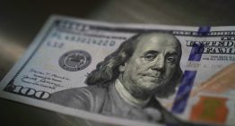 ¿Por qué el dólar tuvo su peor caída en un mes y qué tiene que ver la Fed?