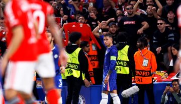 A Enzo Fernández le revolearon botellas los hinchas de Benfica en la cancha del Chelsea: la reacción de Mourinho