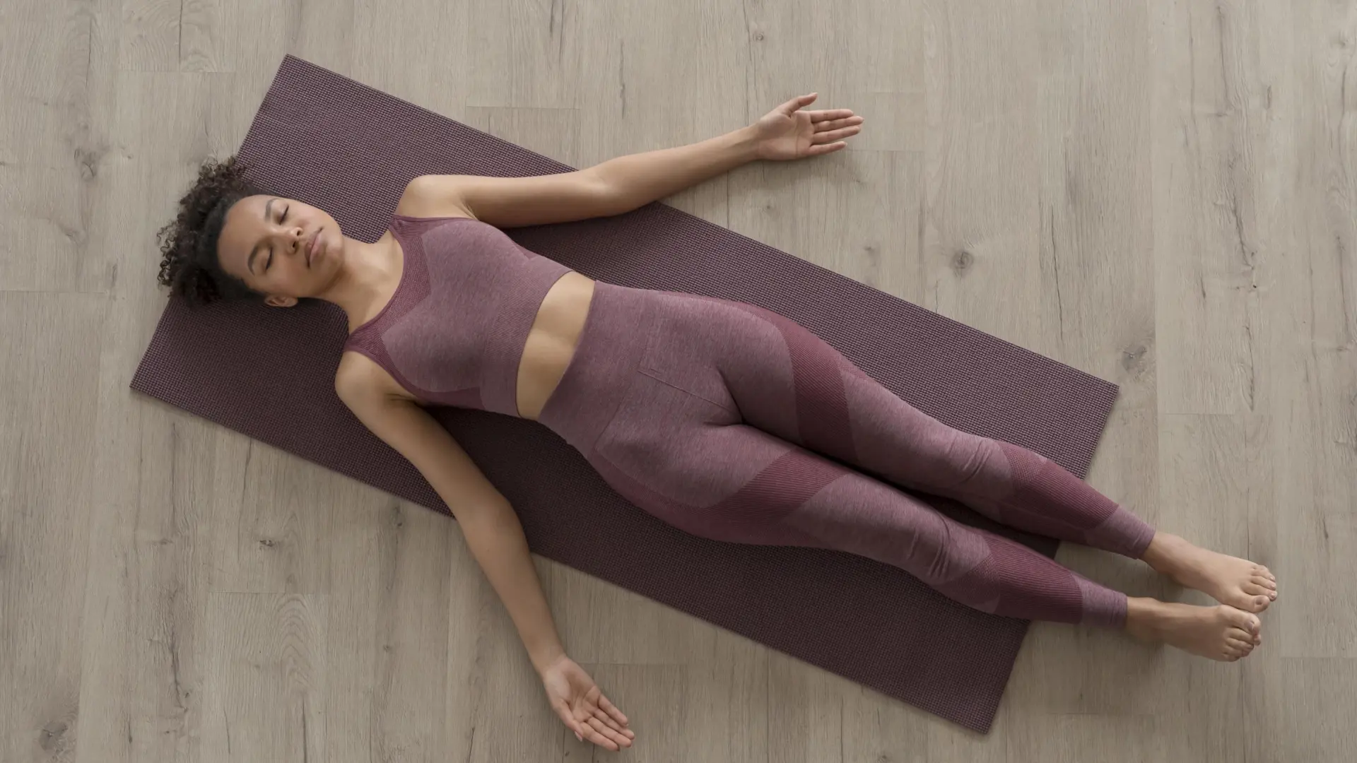 Las cuatro posturas de yoga que ayudan a enfriar el cuerpo en verano