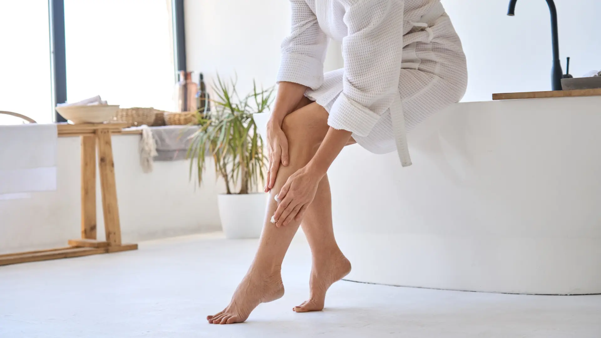 Ni en gimnasio ni al aire libre: 5 ejercicios para hacer en casa que ayuden a acabar con la retención de líquidos