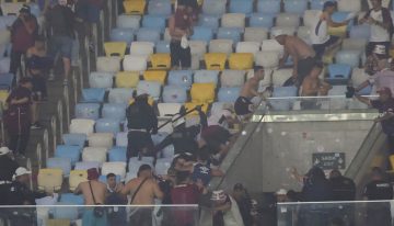 Otra vez violencia en Brasil contras los hinchas argentinos: palazos y gases de la Policía contra los fanáticos de Lanús vs Fluminense
