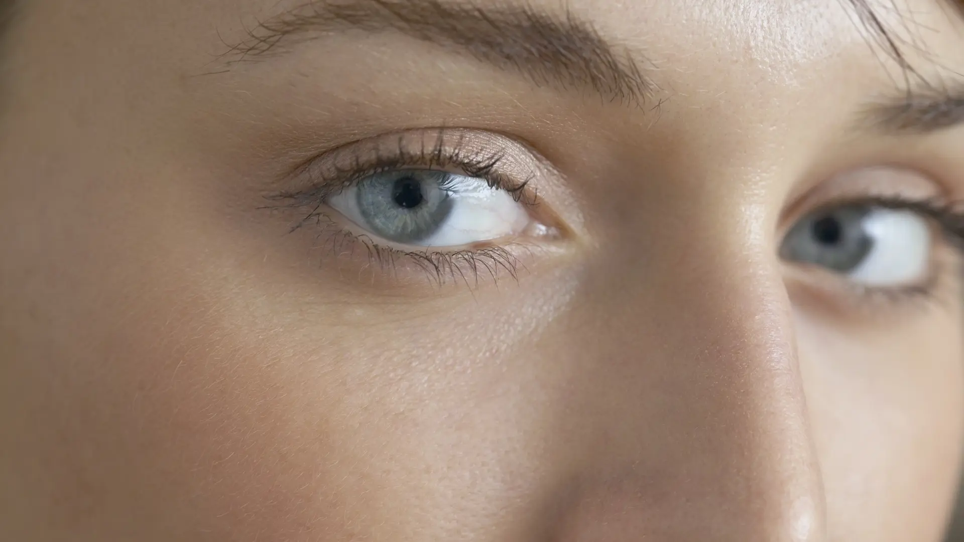 Qué significa que una persona te mire fijamente a los ojos según la psicología