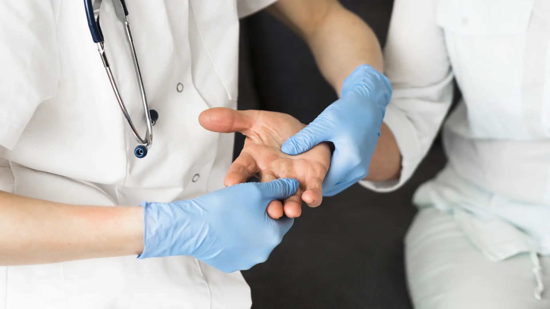 Un médico pierde su licencia en Reino Unido tras las quejas de pacientes sobre su inglés: «Habla con fluidez, pero no correctamente»