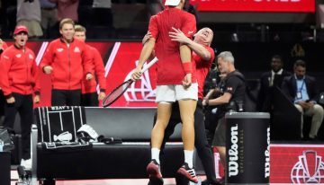 Francisco Cerúndolo le ganó a Holger Rune en la Laver Cup y lo festejó a lo grande: salto, risas y abrazos con André Agassi, al que casi noquea