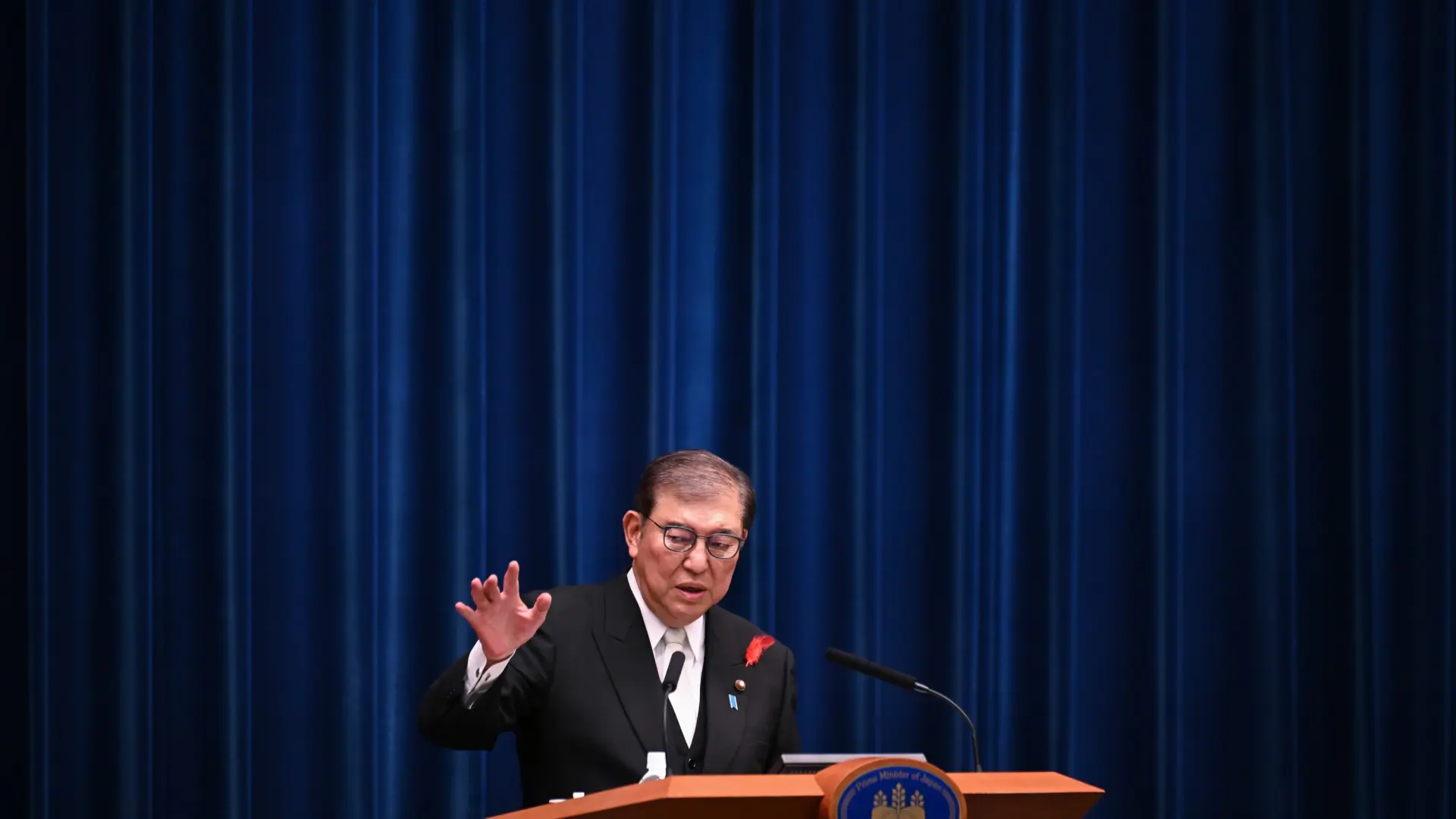 Dimite el primer ministro japonés ante las críticas y divisiones en el seno de su partido