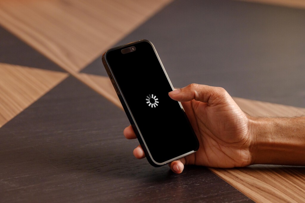 Que tu iPhone se reinicie solo cada cierto tiempo no es un fallo. Es necesario y te cuento por qué