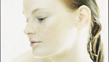 Elena Martínez, dermatóloga: «Una buena rutina para una piel reactiva debe llevar un buen limpiador que mantenga la grasa controlada y un contorno de ojos»