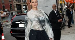 Katie Holmes ha sido la primera en aplicar el manual de uso moderno para llevar el jersey más clásico