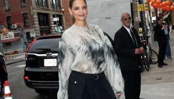 Katie Holmes ha sido la primera en aplicar el manual de uso moderno para llevar el jersey más clásico