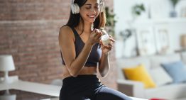 Por qué es tan saludable el yogur griego: beneficios, calorías y cuánta cantidad debería tomar cada día