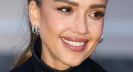 Jessica Alba (44 años): «Practico hot yoga a las 5:15 de la mañana y lo combino con ejercicios funcionales ligeros como pesas o movimientos de fuerza controlada»