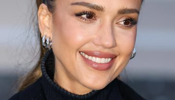 Jessica Alba (44 años): «Practico hot yoga a las 5:15 de la mañana y lo combino con ejercicios funcionales ligeros como pesas o movimientos de fuerza controlada»