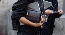 Acabo de volver de París y hay tantas francesas con esta chaqueta tendencia de otoño como brasseries de moda