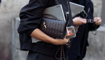 Acabo de volver de París y hay tantas francesas con esta chaqueta tendencia de otoño como brasseries de moda