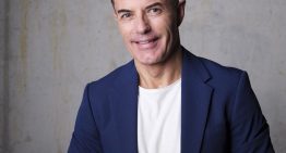Manuel Viso, médico autor de «Supersanos»: «Un abrazo de tan solo 20 segundos puede hacer maravillas y transformar tu vida»