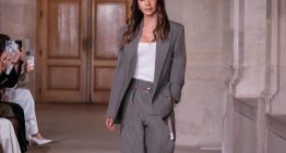 Victoria Beckham arropada por su familia (y por el sastre que llevan las elegantes) presenta en París una colección deliciosa entre tailoring y lencera