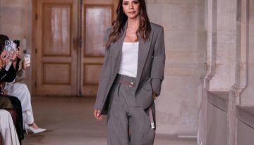 Victoria Beckham arropada por su familia (y por el sastre que llevan las elegantes) presenta en París una colección deliciosa entre tailoring y lencera