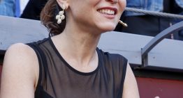 Ayuso pasa del escote profundo a las transparencias en su look de invitada más atrevido hasta el momento (pero tomamos nota de su falda lápiz)