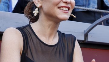 Ayuso pasa del escote profundo a las transparencias en su look de invitada más atrevido hasta el momento (pero tomamos nota de su falda lápiz)