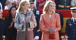 Las infantas Elena y Cristina con el look perfecto, en el homenaje a la bandera en Torrejón de Ardoz