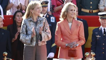 Las infantas Elena y Cristina con el look perfecto, en el homenaje a la bandera en Torrejón de Ardoz
