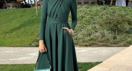 La estilista de Isabel Preysler es nuestra invitada favorita con un vestido midi elegantísimo: «A una boda de día jamás se va de largo, a no ser que seas la madrina»