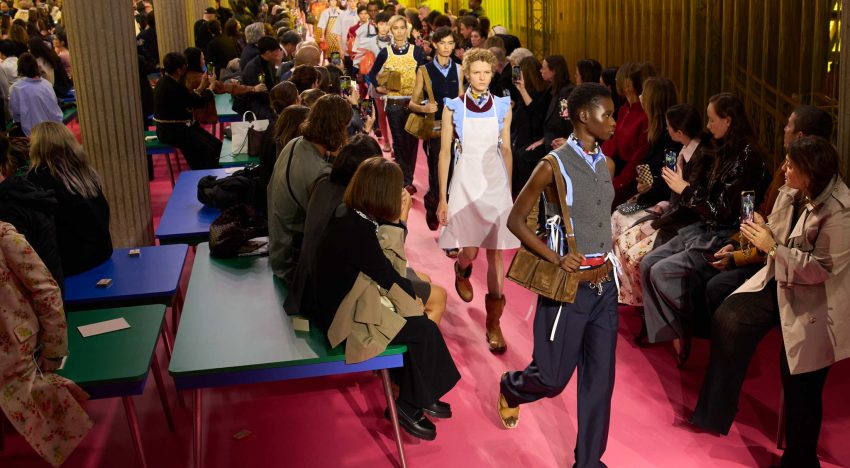 Sólo Miu Miu conseguiría convencer a la moda de salir a la calle en delantal