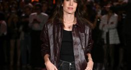 Guarda la foto de Carlota Casiraghi en el desfile de Chanel porque lleva las uñas que vas a pedir este fin de semana en tu centro de manicura