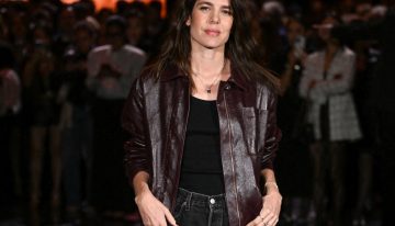 Guarda la foto de Carlota Casiraghi en el desfile de Chanel porque lleva las uñas que vas a pedir este fin de semana en tu centro de manicura