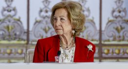 El manual de uso del broche según la familia real: la reina Sofía y la infanta Elena coinciden con el accesorio de moda