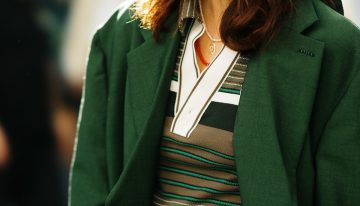 Las parisinas ya han superado la obsesión por las pinzas en forma de flor y ahora llevan estos accesorios en su pelo