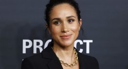 Meghan Markle, como la reina Letizia, rinde homenaje a un diseñador con un look que necesitamos en nuestro armario
